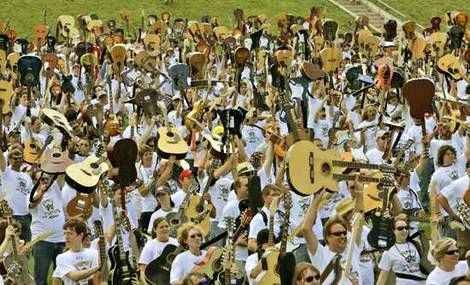 Peste 200 de chitariști cântă la unison în Piața Mică