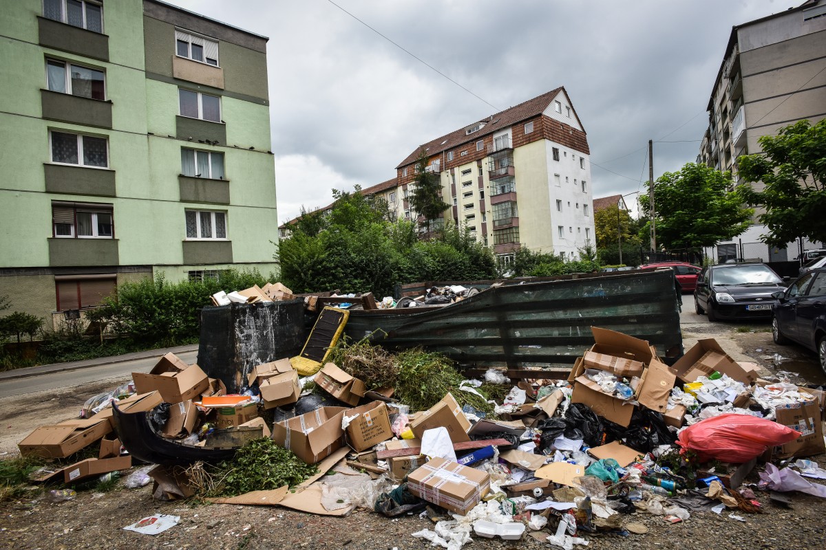 Schimbarea la față a Sibiului: amenajarea platformelor betonate pentru gunoaie începe zilele următoare