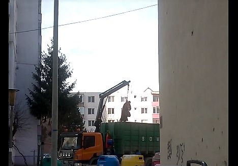 Angajat al firmei de salubrizare filmat în timp ce strange gunoiul agățat de macara