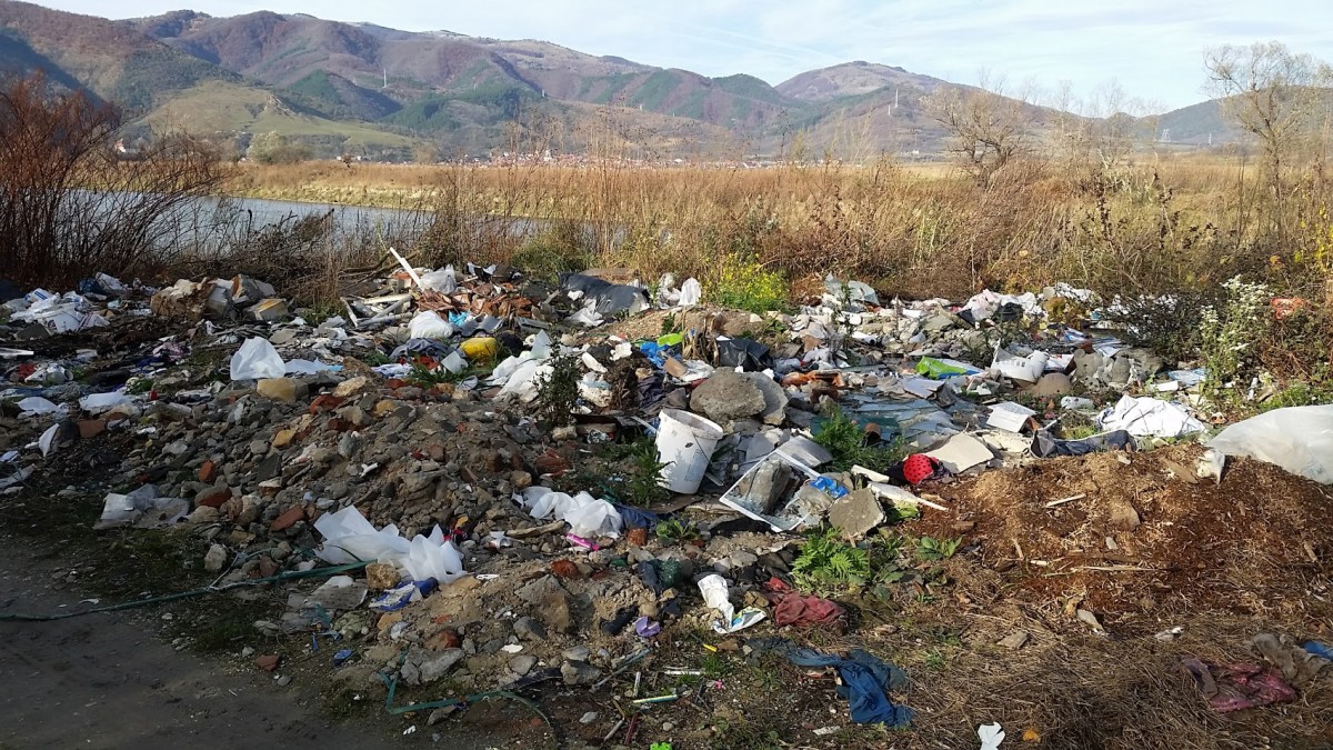 Lecţie de bună purtare: O femeie din Mehedinţi a primit acasă un colet cu gunoiul pe care l-a aruncat pe marginea şoselei