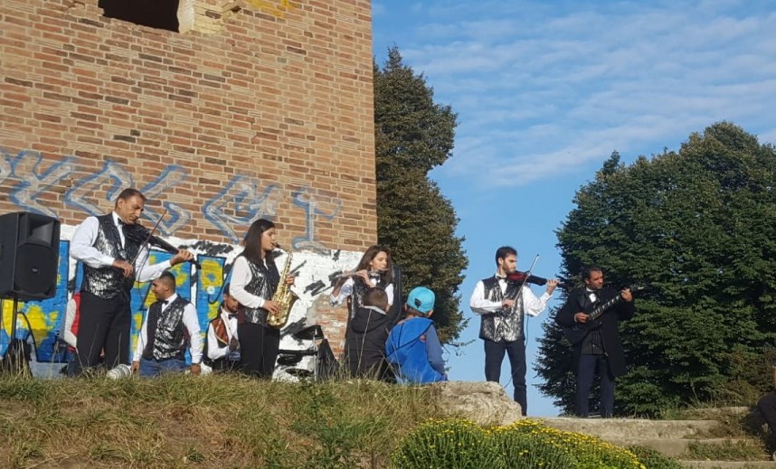 Caravana Gypsy Jazz din Sibiu: „Atunci când te văd pe scenă te respectă. Când ești îmbrăcat normal, își feresc gențile”