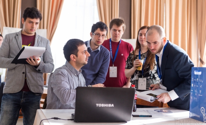 70 de pasionați de tehnologie din Sibiu participă mâine la Hackathlon