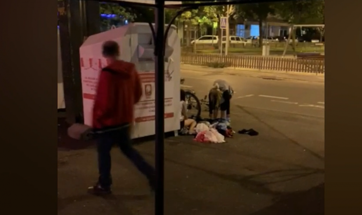 VIDEO Copiii, folosiți pentru a fura din hainele pentru săraci: “măcar dacă ar lăsa curățenie în urma lor“