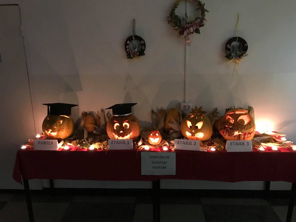 „Halloween Party” în căminele studențești – mustăți, pălării de vrăjitoare și dovleci sculptați