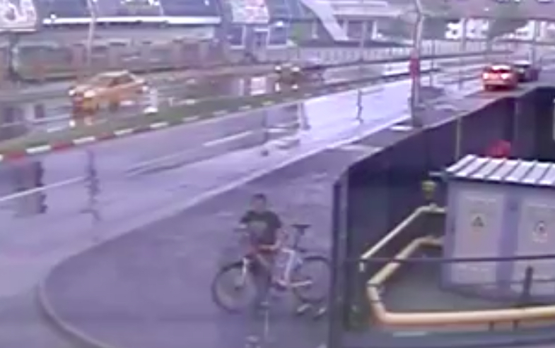 VIDEO-Cum operează hoții de biciclete din Sibiu. Dacă îl recunoașteți sunați la Poliție