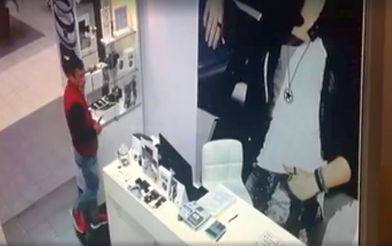 Hoțul din mall a fost prins. Poliția l-a luat de acasă