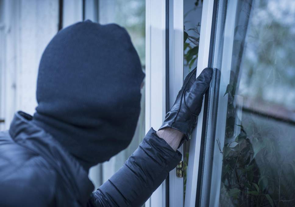 Bărbat jefuit de două ori de același hoț. A treia oară l-a prins în pod