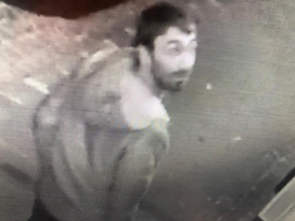 VIDEO Hoț de cascadorii râsului. S-a chinuit să intre și a ieșit cu nimicuri