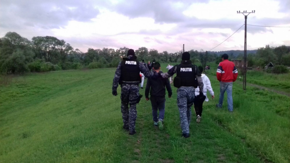 Hoți prinși de polițiști la scurt timp după ce au dat mai multe spargeri | foto video