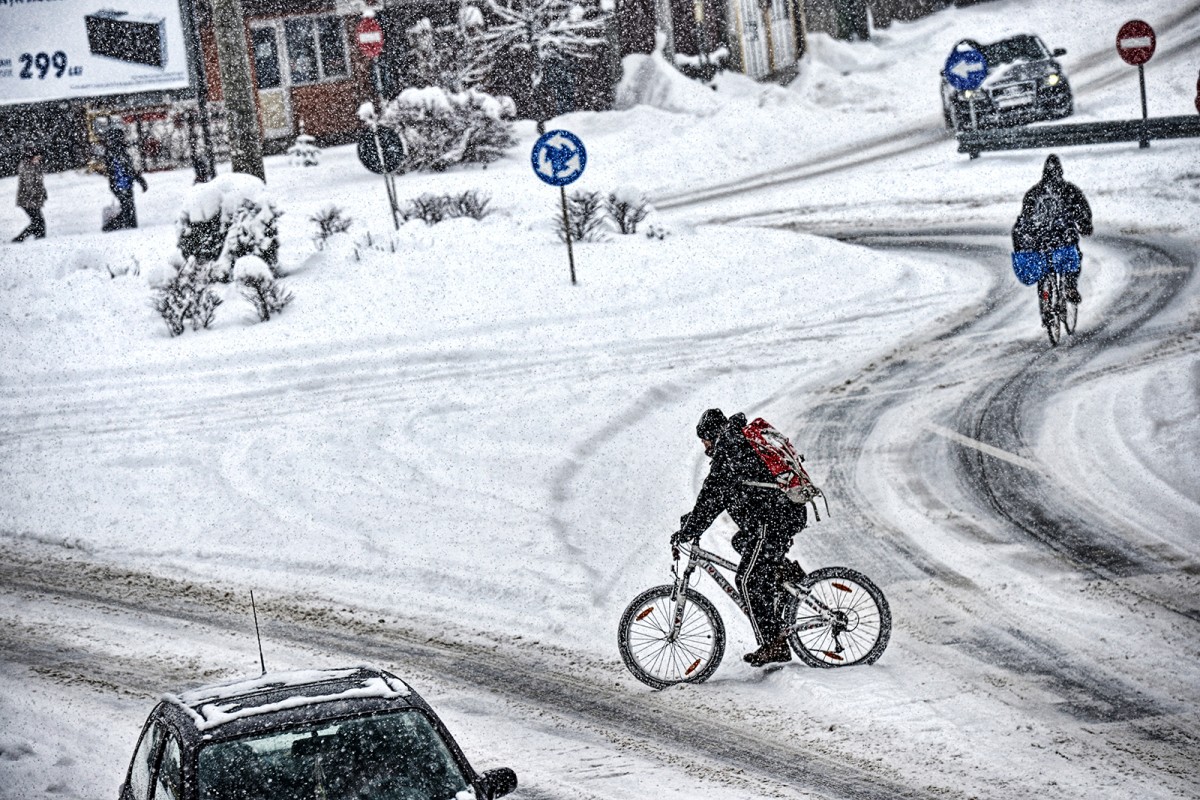 Meteorologii sibieni: va ninge toată ziua. Zăpada este scoasă din oraș