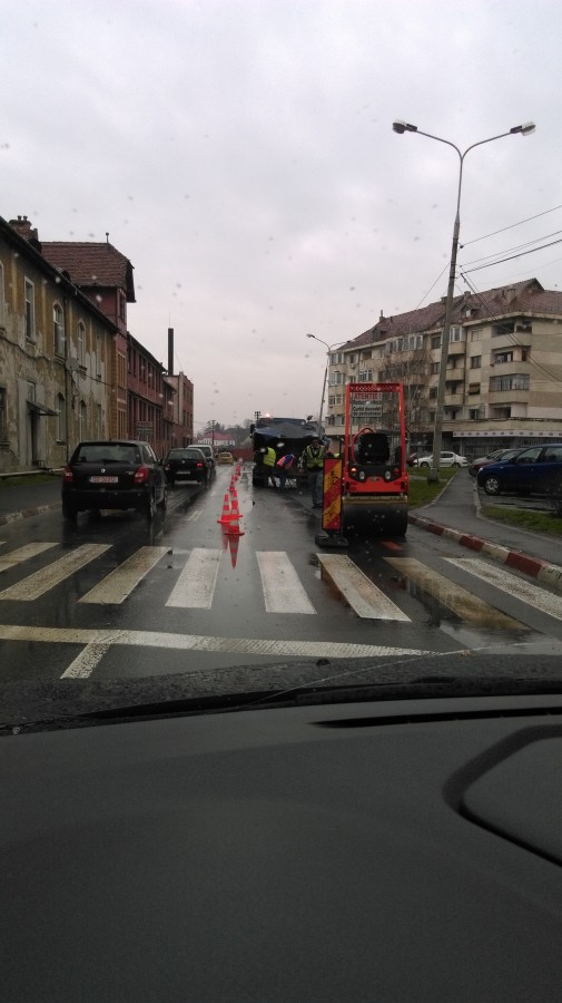 Asfalt pe ploaie pe strada Abatorului. Primăria Sibiu: nu e permis