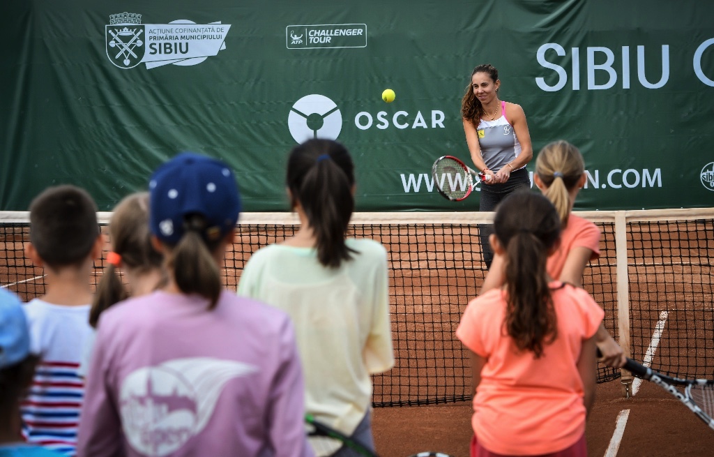 Buzărnescu și Bolelli au jucat tenis cu copiii la Sibiu Open Kids Day