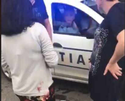 Doi polițiști filmați cum refuză să ajute o fată plină de sânge care tocmai fusese violată