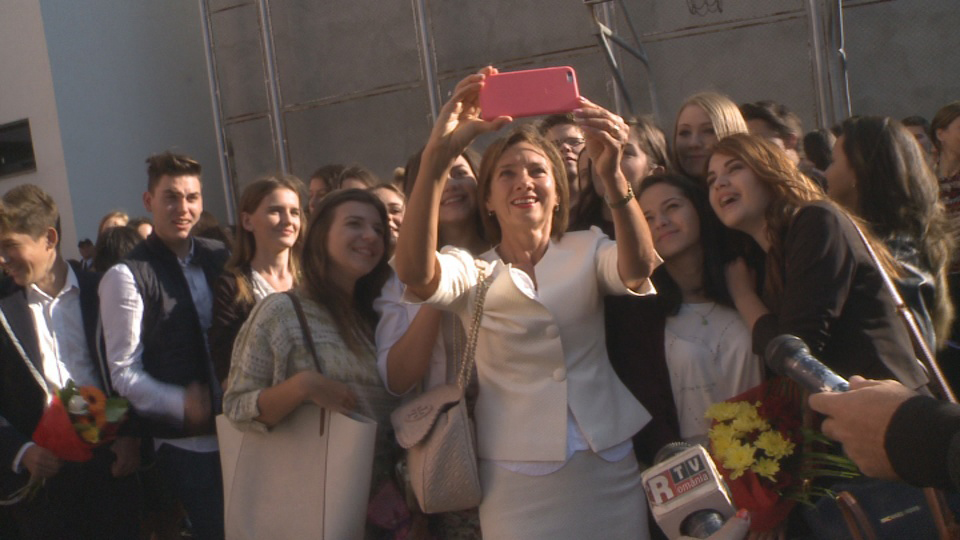 Carmen Iohannis, în mijlocul elevilor săi: ”dragii mei, nu pot trăi fără ei. Să facem un selfie!” | Foto