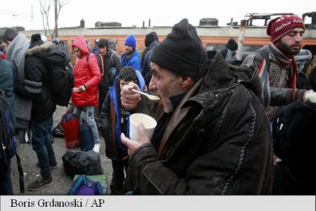 Restricțiile în primirea migranților provoacă un blocaj la granița Greciei cu Macedonia
