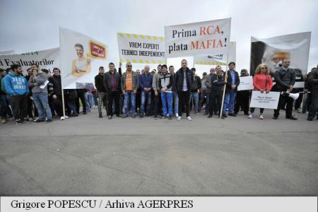 Transportatorii rutieri vor protesta joi în fața Guvernului României