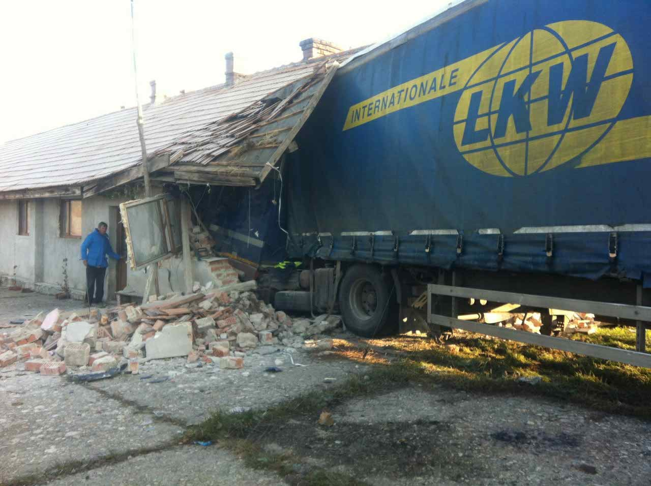 A demolat casa cu TIR-ul. Accident la Miercurea  FOTO