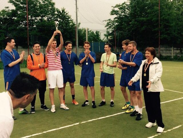 Cea mai tare școală din Sibiu. La tenis, baschet și fotbal