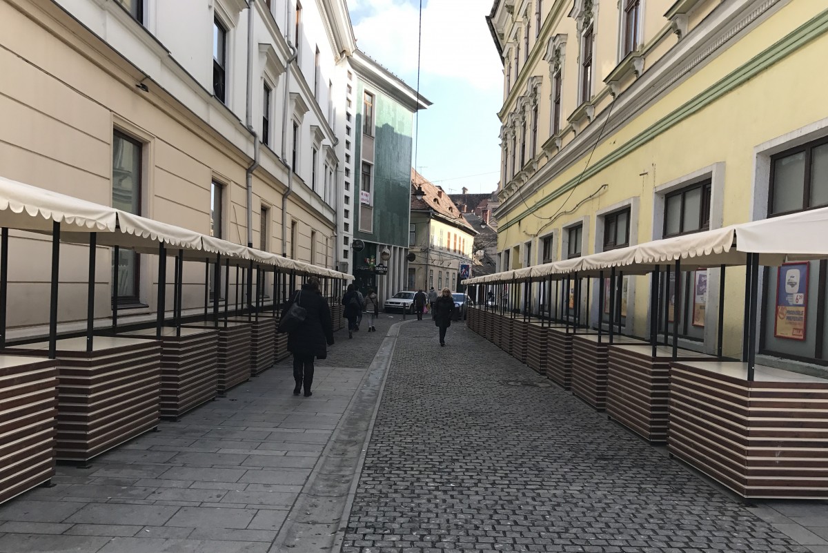 FOTO – Cum arată noile standuri pentru micii comercianți din centrul istoric