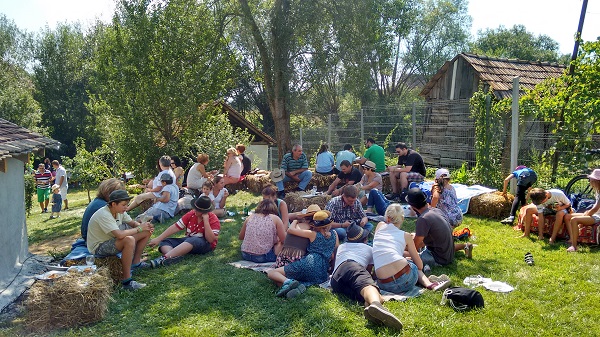 Reportaj la brunch: nu citiți dacă vă este foame. ”Jumări, plăcinte cu mere, cu prune, lichiu cu ceapă, hencleș împăturit, drob…”