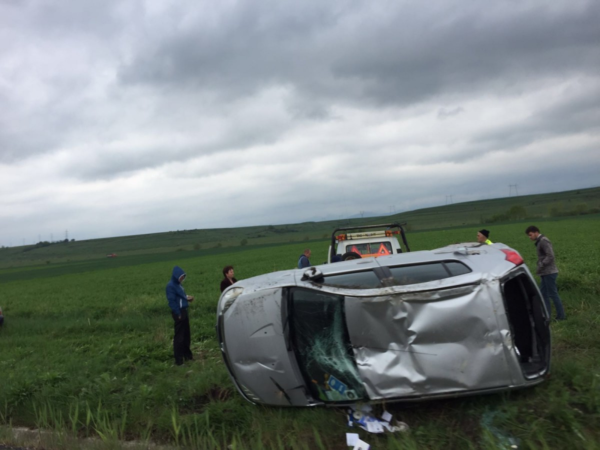 FOTO - Accident spectaculos lângă Avrig. Din cauza vitezei s-a răsturnat pe câmp