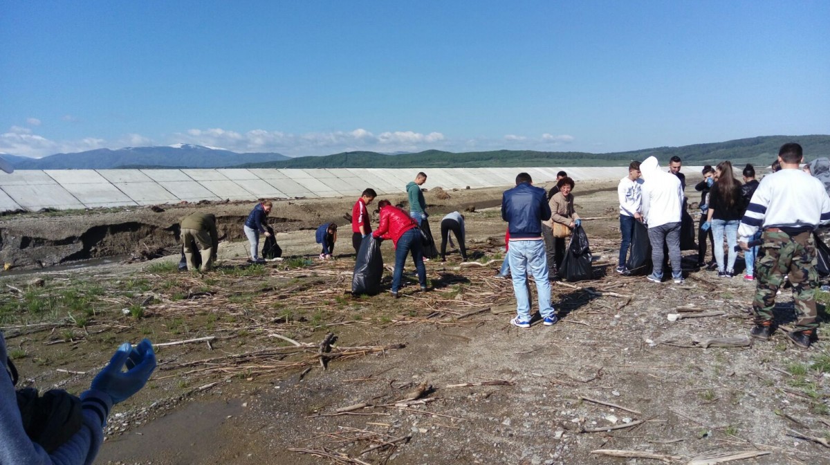 GALERIE FOTO Acțiune de ecologizare pe râul Olt