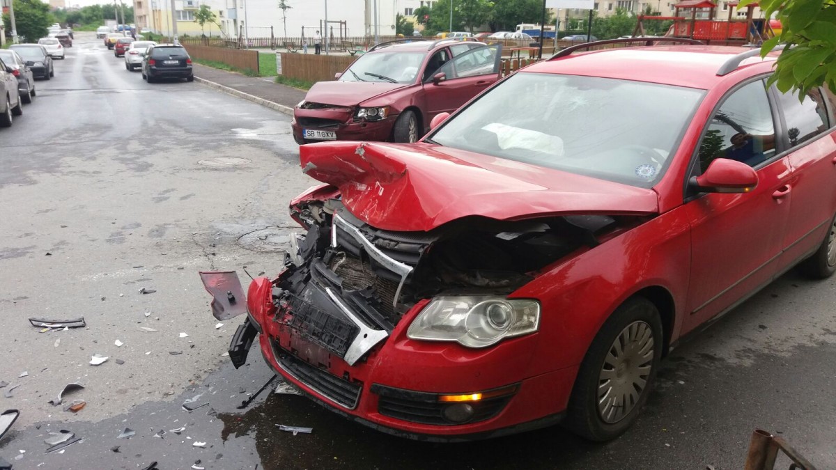 GALERIE FOTO - Accident frontal pe Dimitrie Cantemir
