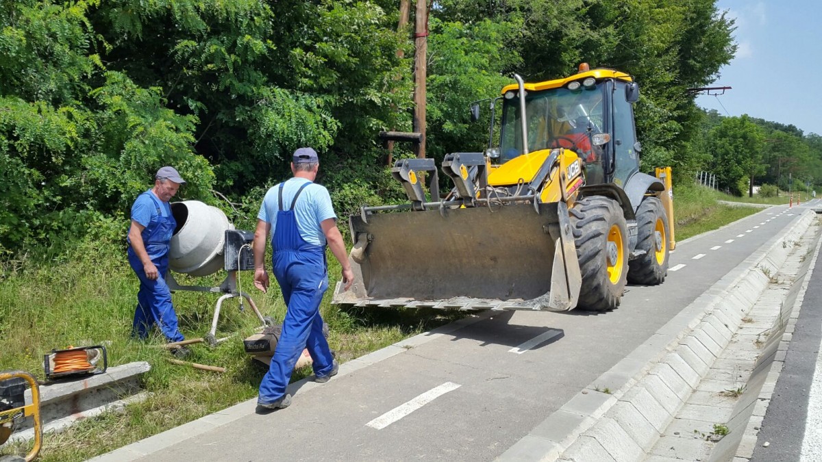 FOTO – Primăria Rășinari intră cu buldozerul pe pista de biciclete. ”Ne încurcă foarte mult”