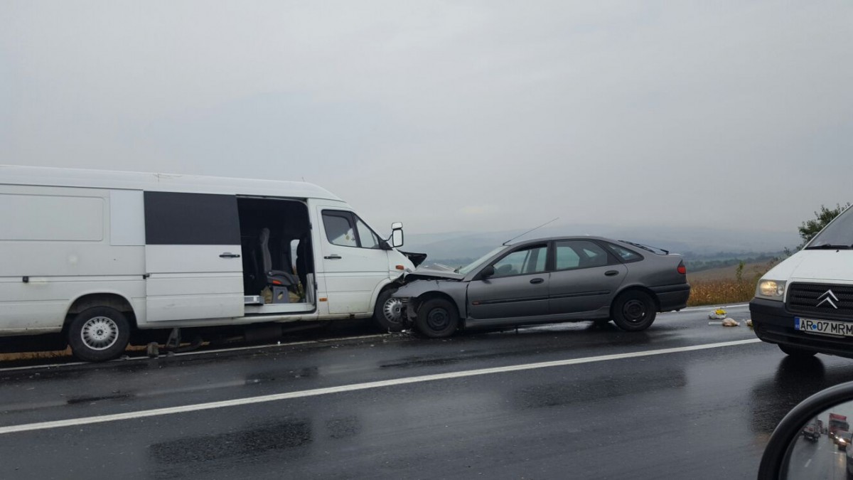 FOTO ISU a activat planul roșu. Accident la Miercurea  între un microbuz și o mașină