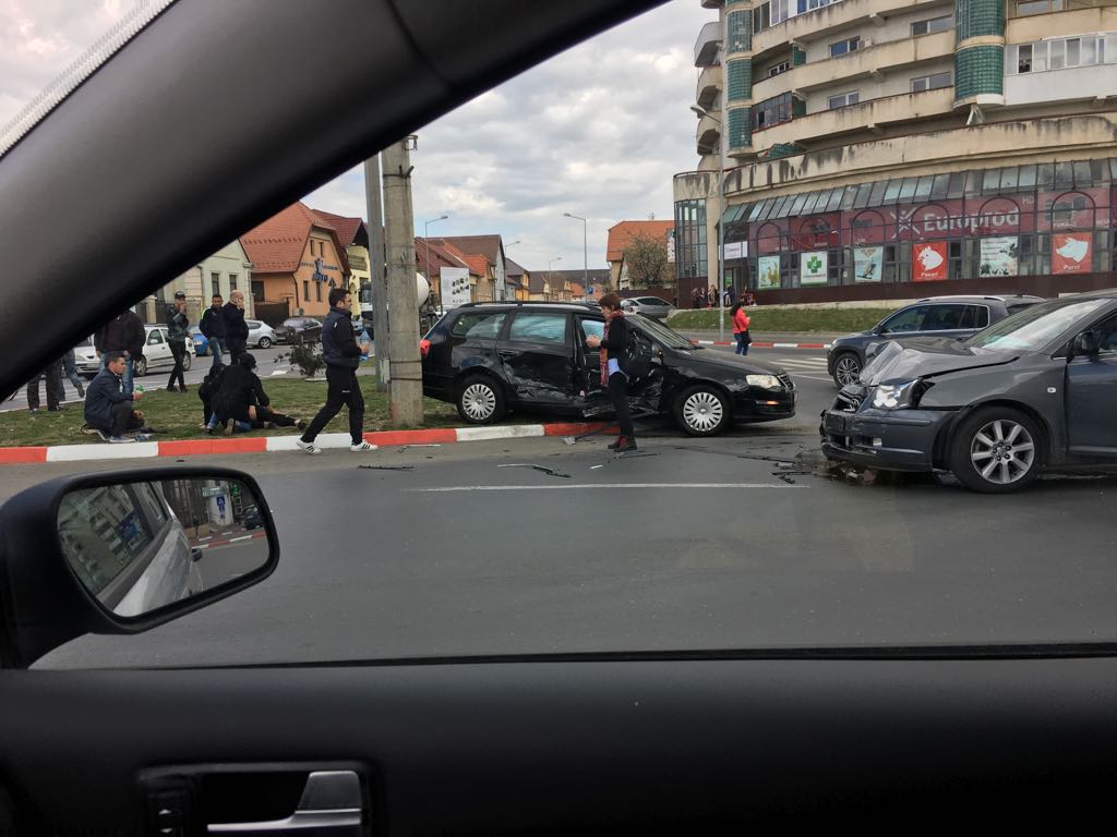 FOTO - Accident în Turnișor: O mașină a ajuns pe spațiul verde