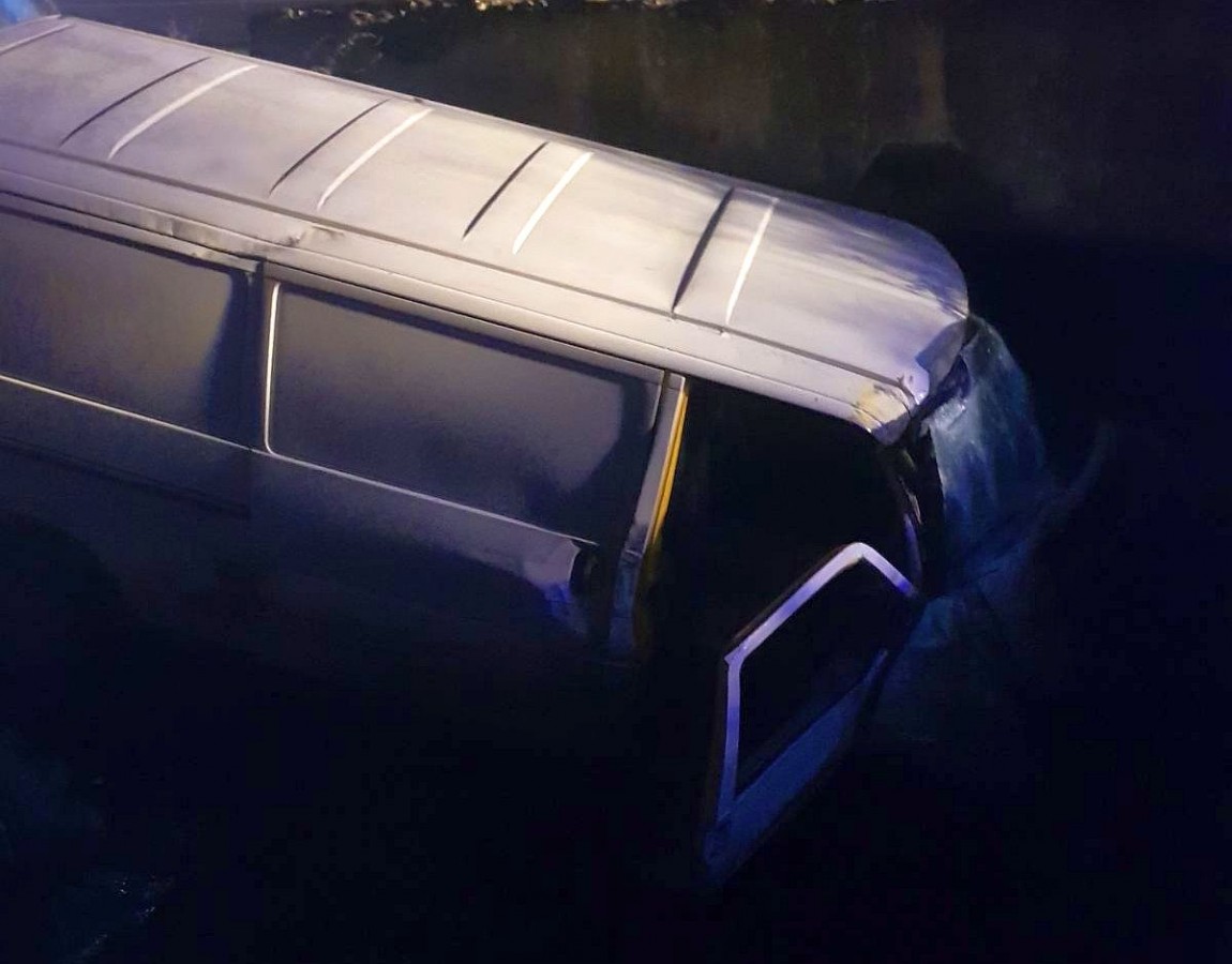 FOTO-Accident mortal la Rusciori. O dubă s-a oprit într-un cap de pod