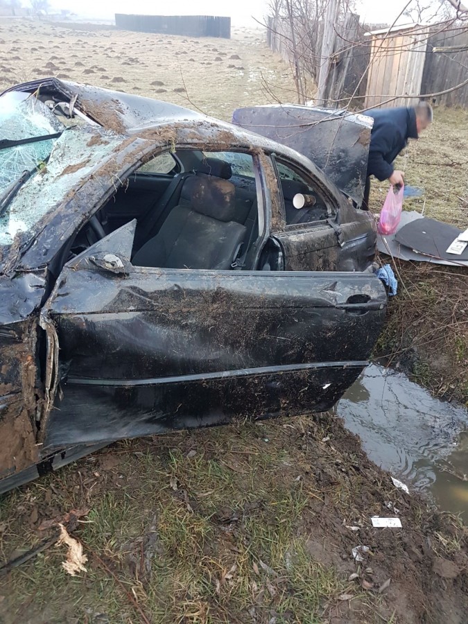 GALERIE FOTO-Accident grav în Gura Râului. O șoferiță a distrus complet mașina