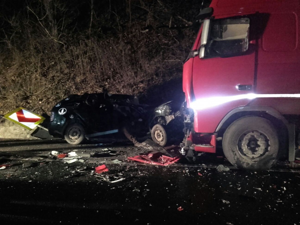 FOTO-VIDEO Accident mortal pe Valea Oltului. Doi bărbați au pierit sub TIR