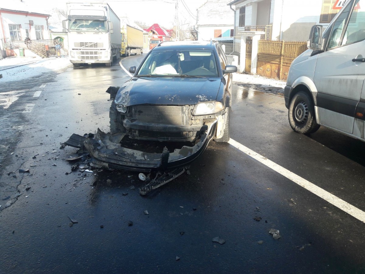 Accident pe DN 14 A, trafic blocat total. O tânără de 19 ani este rănită