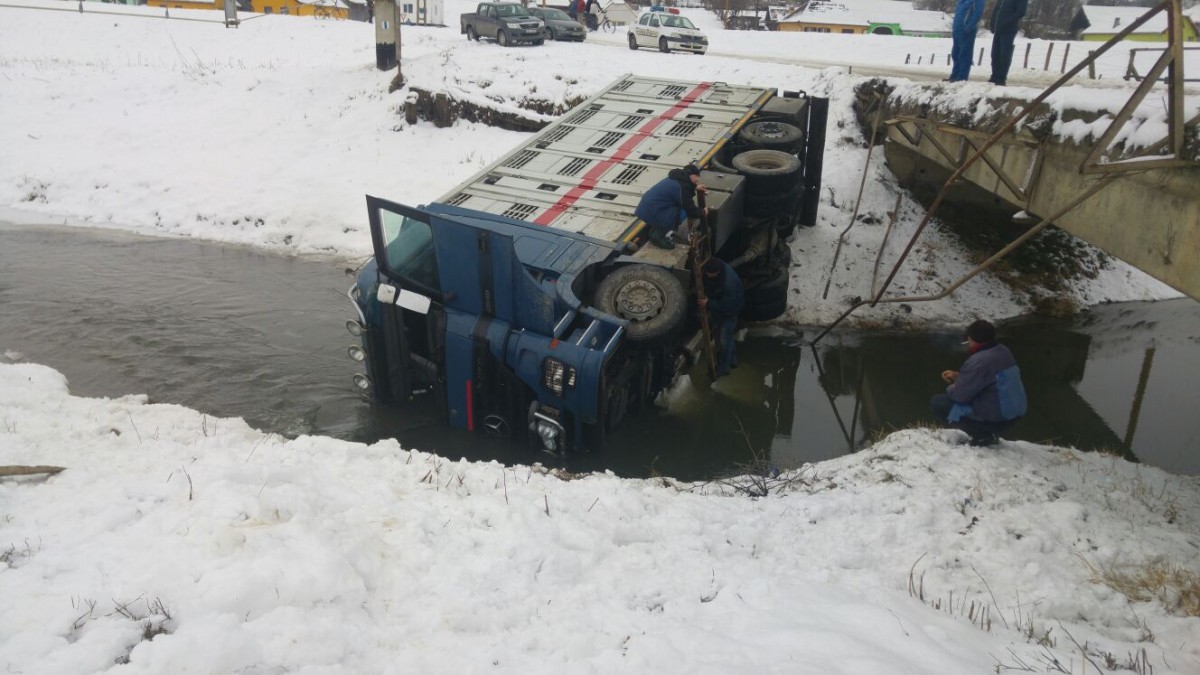 Foto-Video Camion răsturnat în râul Hârtibaciu. Doi răniți