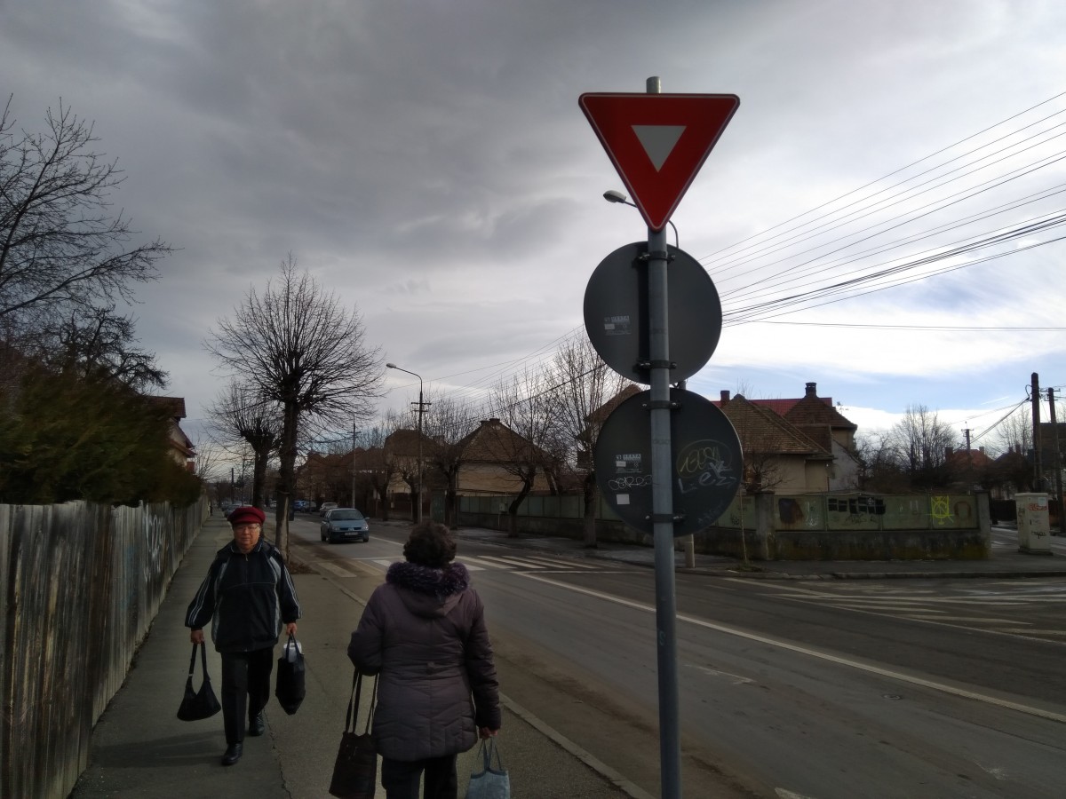 FOTO - Cine cedează trecerea în sensul giratoriu?