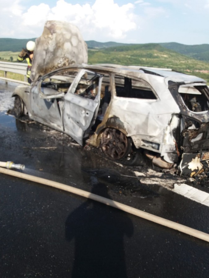 O mașină a izbucnit în flăcări pe A1 | VIDEO
