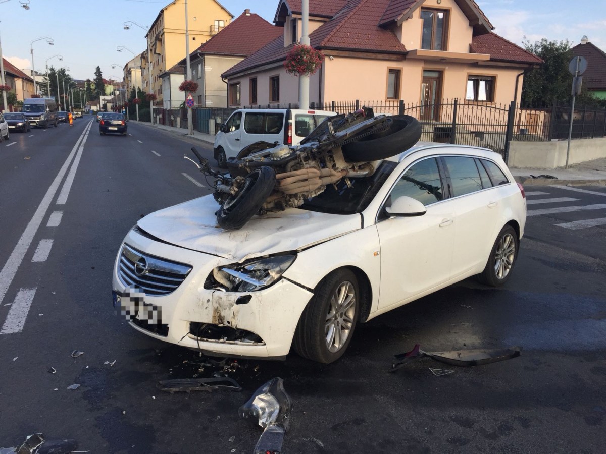 FOTO | Motociclist accidentat de un șofer neatent, pe Alba Iulia