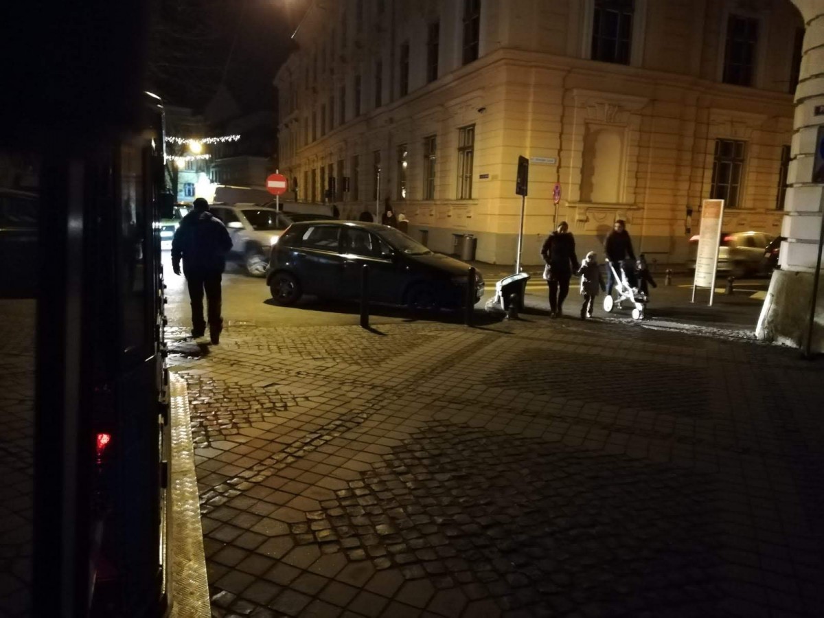 FOTO VIDEO | Un șofer și-a parcat mașina fix în fața pilonului de intrare în Piața Mare