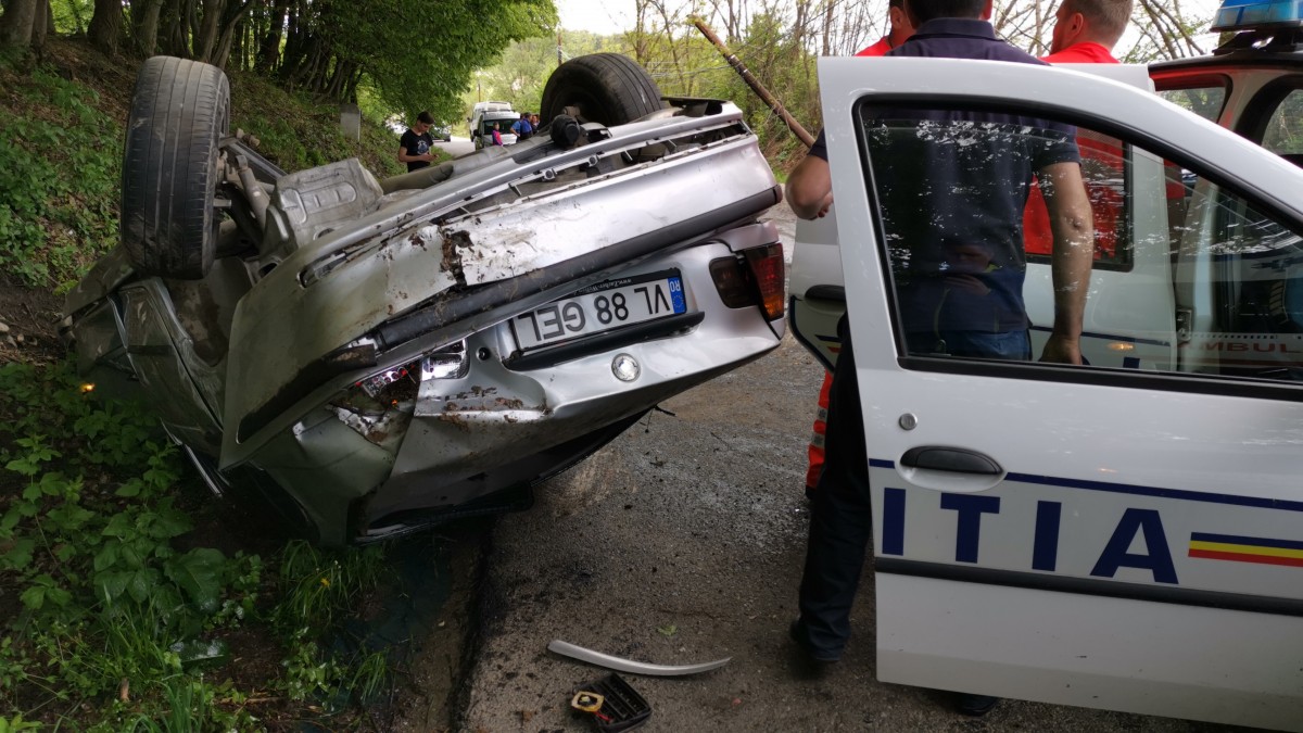 VIDEO Accident la Tocile. A rupt un stâlp și s-a răsturnat