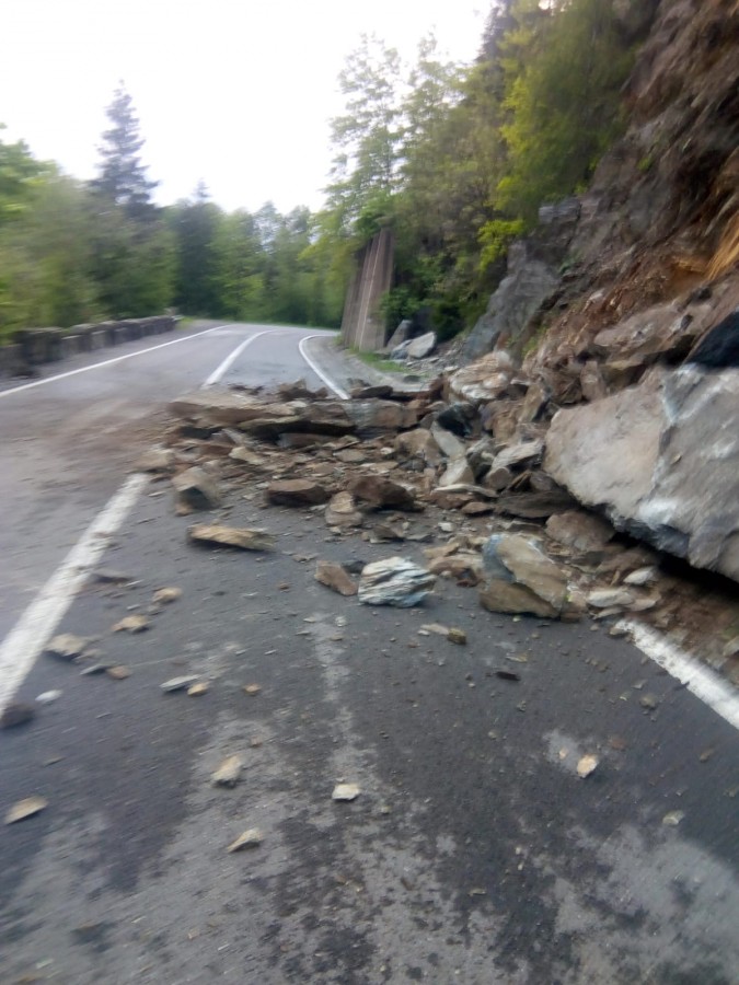 Trafic alternativ pe Transfăgărășan, din cauza căderilor de pietre VIDEO