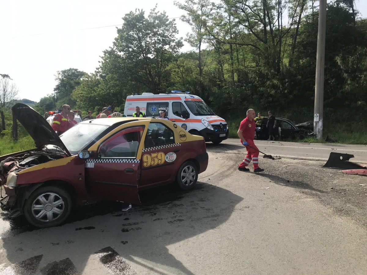 Șofer de taxi neatent. A provocat un accident cu clienți în mașină