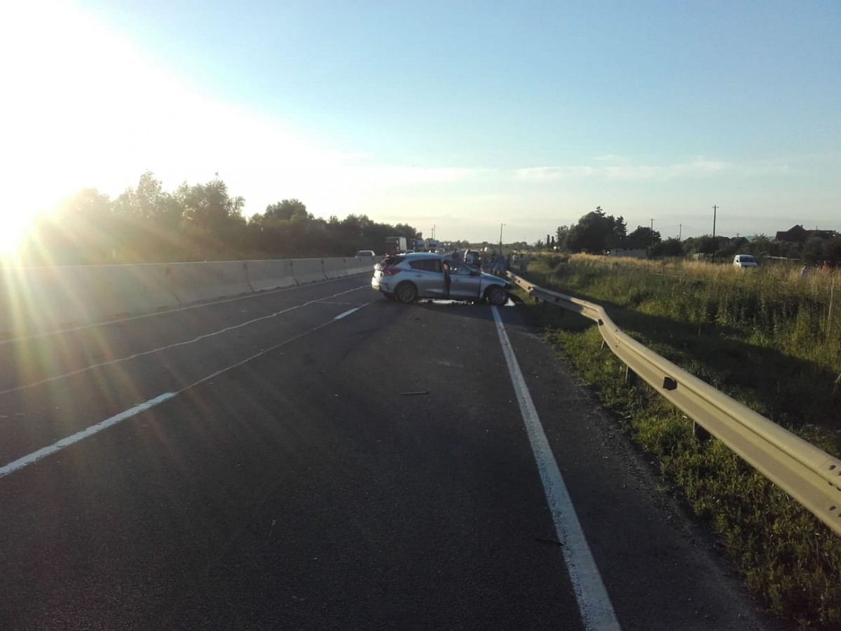Un tânăr s-a răsturnat cu mașina. Trafic blocat pe sensul Vâlcea-Sibiu, la Veștem