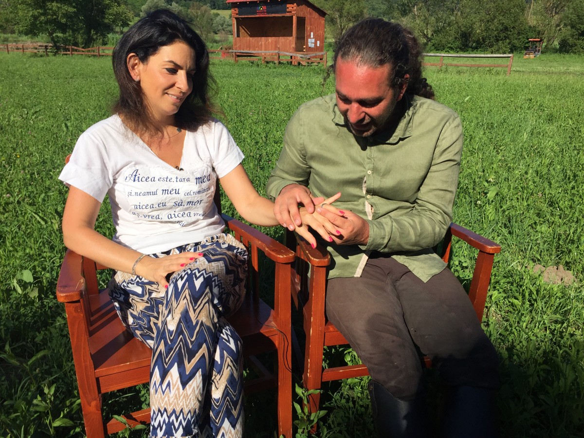 Mai romantic de atât nu se poate. Povestea inelului făcut din cuie de potcovit