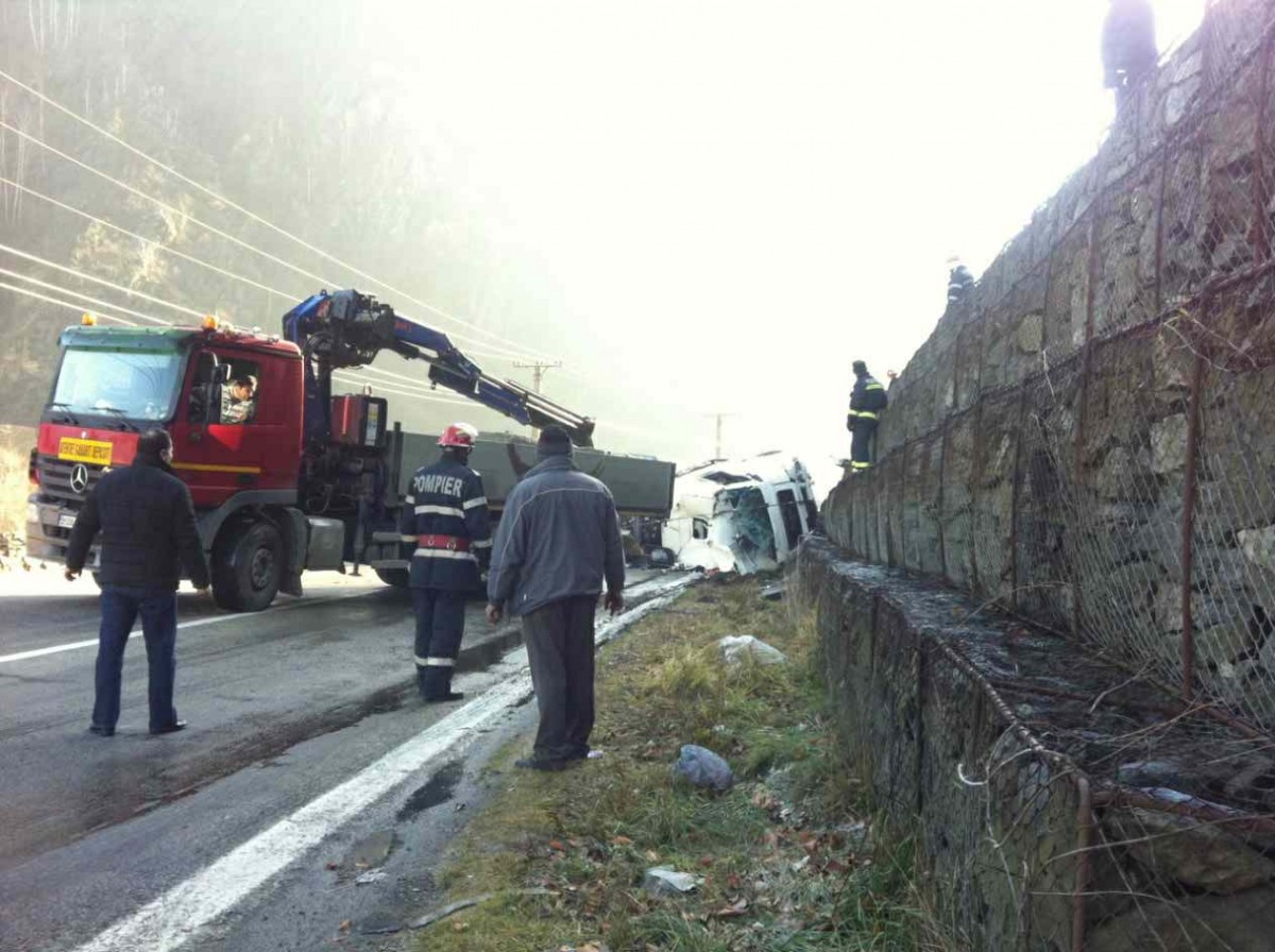 FOTO VIDEO Accident pe Valea Oltului: TIR-ul răsturnat, păzit de jandarmi. Era încărcat cu marfă pentru METRO