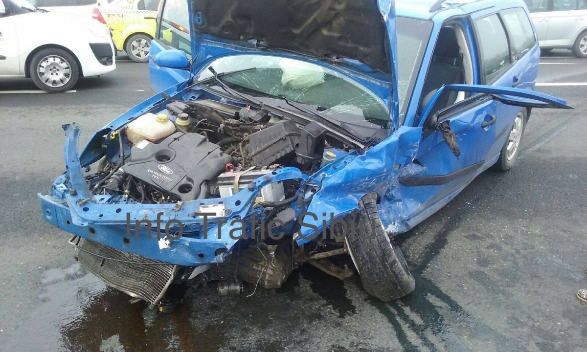 ACTUALIZARE -Grav accident la intersecția DN1 cu DJ 106 spre Cisnădie. Cinci victime au ajuns la spital