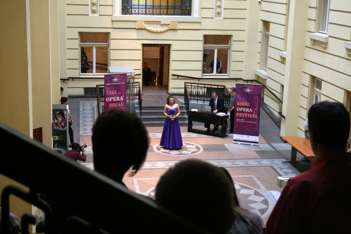 Opera se mută în spații publice