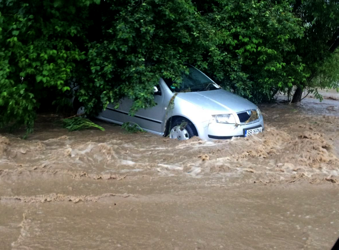 FOTO -VIDEO INUNDAȚII. Drum blocat, case pline de apă