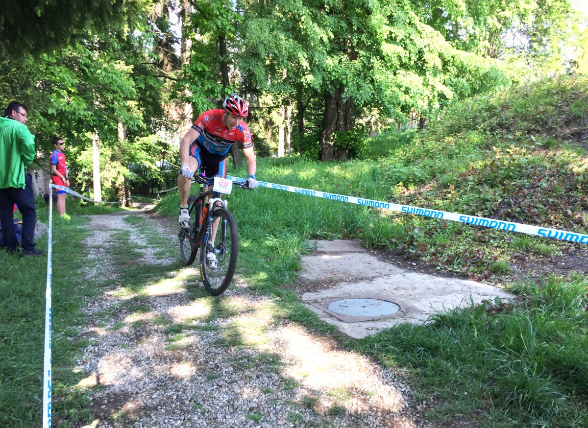 VIDEO Mountainbikeri, în grădina Palatului de la Avrig