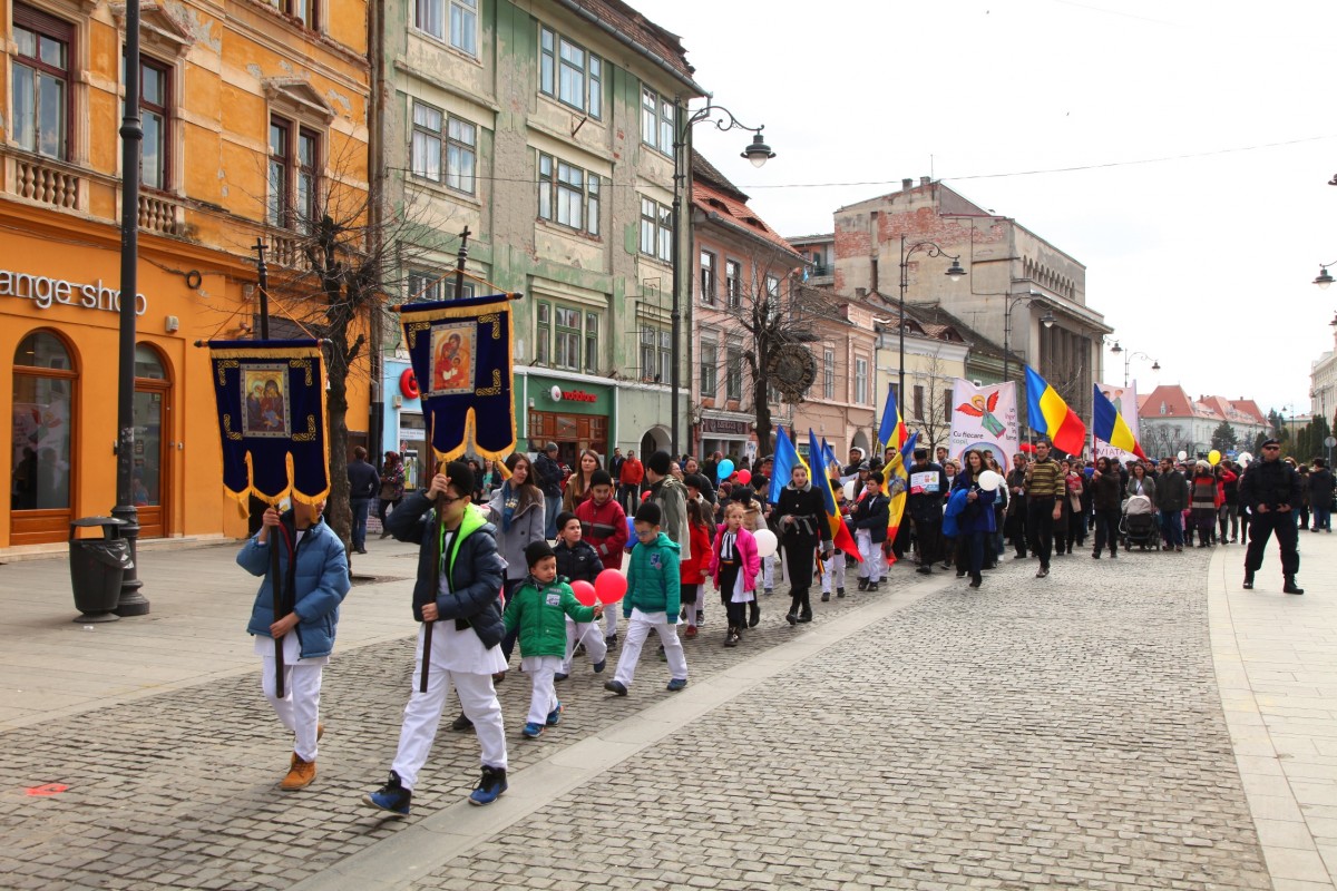 Peste 300 de sibieni au ieșit în stradă pentru copii, familie și împotriva avortului